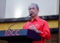 MUHYIDDIN Yassin ketika berucap di Konvensyen Bersatu Selangor di IDCC di sini, hari ini. -UTUSAN/SHIDDIEQIN ZON