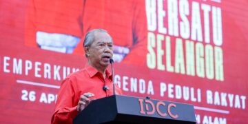 MUHYIDDIN Yassin ketika berucap di Konvensyen Bersatu Selangor di IDCC di sini, hari ini. -UTUSAN/SHIDDIEQIN ZON