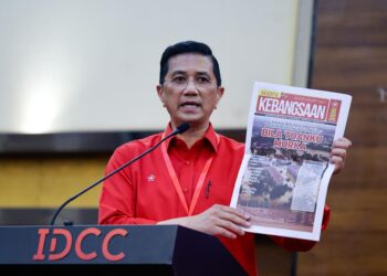 MOHAMED Azmin Ali menunjukan keratan Suara Kebangsaan di Konvensyen Bersatu Selangor di IDCC di sini, hari ini. -UTUSAN/SHIDDIEQIN ZON