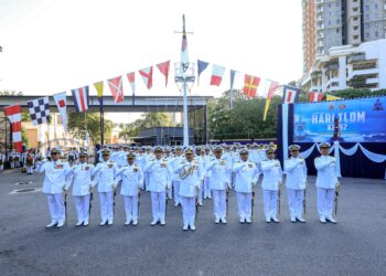 ASISTEN Ketua Staf Sumber Manusia Markas Tentera Laut, Laksamana Muda Muhamad Shakir Salleh (tengah) bergambar pada Upacara Istiadat Perbarisan sempena sambutan Hari Tentera Laut Diraja Malaysia (TLDM) ke-92 peringkat Lembah Klang di KD Sri Gombak di sini hari ini.