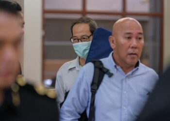 BEKAS pengarah syarikat telekomunikasi tiba di Kompleks Mahkamah Kuala Lumpur bagi kes mengemukakan dokumen yang mengandungi butir matan palsu kepada sebuah bank. UTUSAN/ M. FIRDAUS M. JOHARI