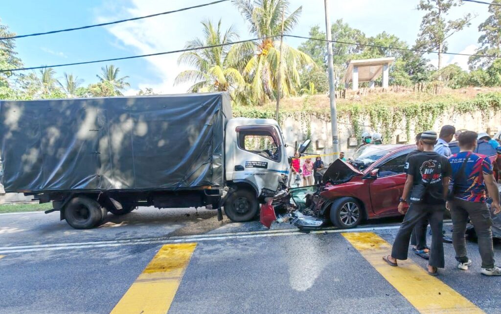 Tiga rakan maut nahas libatkan kereta, lori