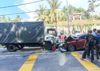 KEMALANGAN jalan raya melibatkan sebuah kereta Honda City dan sebuah lori menyebabkan tiga maut berlaku di Jalan Felda Hutan Percha, Alor Gajah petang semalam. FOTO IHSAN IPD ALOR GAJAH.