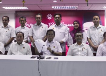 JALALUDDIN Alias bersama ADUN BN dari UMNO pada sidang akhbar di Seremban hari ini.-UTUSAN/NOR SHAFIQAH MOHD GHAZALI