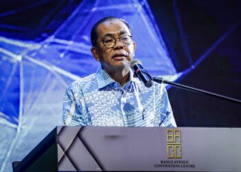 KHALED Nordin merasmikan Konvensyen Pertama Majlis Tertinggi Gabungan Persatuan-Persatuan Veteran ATM di sini, hari ini