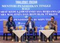 Menteri Pendidikan Tinggi, Datuk Seri Dr Zambry Abd Kadir (tengah) bercakap pada Taklimat Media bagi Mesyuarat Kedua Jawatankuasa Bersama (JC) Antara Malaysia - Republik Turkiye dan Kongres Pendidikan Bumiputera di Menara Dato Onn di sini hari ini.