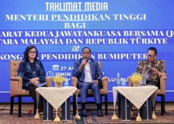 Menteri Pendidikan Tinggi, Datuk Seri Dr Zambry Abd Kadir (tengah) bercakap pada Taklimat Media bagi Mesyuarat Kedua Jawatankuasa Bersama (JC) Antara Malaysia - Republik Turkiye dan Kongres Pendidikan Bumiputera di Menara Dato Onn di sini hari ini.