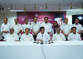 ADUN BN Negeri Sembilan pada sidang akhbar di Wisma UMNO Negeri Sembilan di Seremban, semalam.