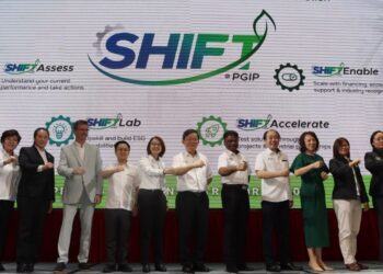 CHOW Kon Yeow (tengah) dan Pengerusi Jawatankuasa Perumahan dan Alam Sekitar Pulau Pinang, Datuk Seri S. Sundarajoo (lima dari kanan) melakukan gimik pelancaran SHIFT @ PGIP (Transformasi Industri Mapan dan Holistik ke Hadapan) pada Forum Industri Hijau Pulau Pinang 2026 di George Town, Pulau Pinang hari ini.-UTUSAN/DANIAL SAAD