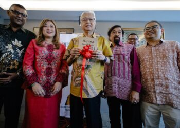 ISMAIL Sabri Yaakob menunjukkan buku Bahasa dan Peradaban Membina Manusia selepas Majlis Pelancaran Simposium Antarabangsa Aspirasi Bahasa Melayu di Menara Aras Raya, di sini hari ini.