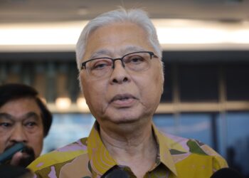 ISMAIL Sabri Yaakob menunjukkan buku Bahasa dan Peradaban Membina Manusia selepas Majlis Pelancaran Simposium Antarabangsa Aspirasi Bahasa Melayu di Menara Aras Raya, di sini hari ini.