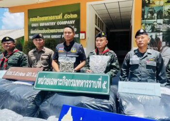 PIHAK berkuasa Thailand merampas 58 kilogram bunga ganja dianggarkan bernilai RM3.67 juta yang ditinggalkan di tepi pagar sempadan Malaysia-Thailand di Ban Ton Payom, Mukim Padang Besar, Thailand semalam.