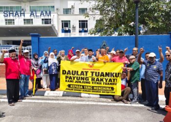 AZHARI Shaari (tengah bersongkok hitam) berhimpun bersama selepas membuat laporan polis di IPD Shah Alam di sini hari ini.