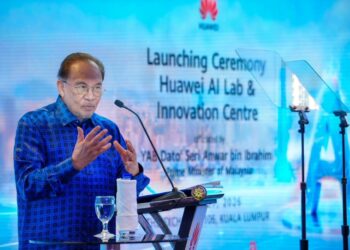 ANWAR Ibrahim ketika berucap di majlis Pelancaran Pusat Inovasi & Makmal Al Huawei di The Exchange 106@TRX, Kuala Lumpur hari ini. – UTUSAN/SADDAM YUSOFF