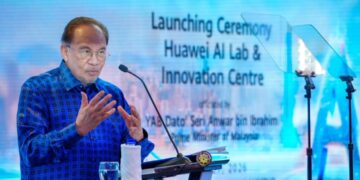ANWAR Ibrahim ketika berucap di majlis Pelancaran Pusat Inovasi & Makmal Al Huawei di The Exchange 106@TRX, Kuala Lumpur hari ini. – UTUSAN/SADDAM YUSOFF