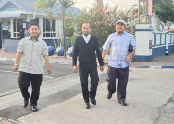 WAN Rohimi Wan Daud (tengah) selepas selesai memberikan keterangan berhubung kenyataan beliau yang didakwa memperlekehkan polis di IPD Kota Bharu, Pengkalan Chepa, Kelantan hari ini-UTUSAN/YATIMIN ABDULLAH.