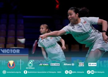 Low Zi Yu-Noraqilah Maisarah Ramdan mengejutkan beregu No. 7 dunia, Rin Iwanaga-Kie Nakanishi dalam perlawanan Kumpulan B pada Piala Uber di Horsens, Denmark, hari ini.-IHSAN BAM