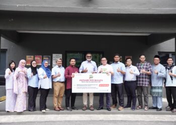 KETUA Pegawai Operasi Jasmine Food Corporation Sdn. Bhd, Alan Kwong menyerahkan cek bernilai RM270,000 kepada Pertubuhan Bantuan Perubatan Malaysia.