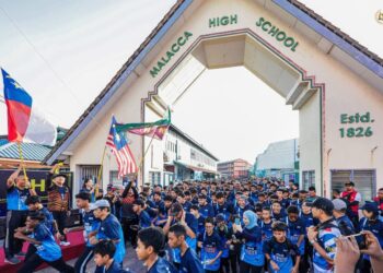 TUN Dr Mohd Ali (dua kiri) dan Johan (kiri) melepaskan peserta larian  MHS Fun Run: 200 Years of Glory di SMK Tinggi Melaka. - Foto ihsan FB Istana Melaka