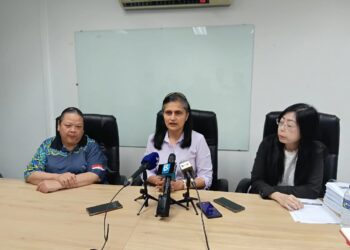 NORHAYATI KARIM (tengah)