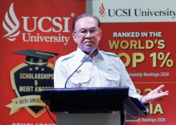 ANWAR Ibrahim ketika berucap pada Program Temu Anwar di Kuala Lumpur hari ini.-UTUSAN/SHIDDIEQIIN ZON