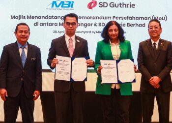 SETIAUSAHA Kerajaan Negeri Selangor, Datuk Dr. Ahmad Fadzli Ahmad Tajuddin (kiri) menyaksikan Majlis Menandatangani Memorandum Persefahaman (MoU) di antara MBI Selangor dan SD Guthrie Berhad yang diwakili oleh Datuk Saipolyazan M. Yusop (dua kiri) dan Ketua Pegawai Eksekutif Tanah dan Tenaga Boleh Ubah SD Guthrie Berhad, Renaka Ramachandran (dua kanan) di Courtyard by Marriott Setia Alam, Selangor. UTUSAN/AFIQ RAZALI