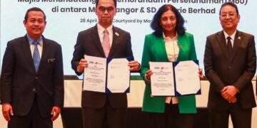 SETIAUSAHA Kerajaan Negeri Selangor, Datuk Dr. Ahmad Fadzli Ahmad Tajuddin (kiri) menyaksikan Majlis Menandatangani Memorandum Persefahaman (MoU) di antara MBI Selangor dan SD Guthrie Berhad yang diwakili oleh Datuk Saipolyazan M. Yusop (dua kiri) dan Ketua Pegawai Eksekutif Tanah dan Tenaga Boleh Ubah SD Guthrie Berhad, Renaka Ramachandran (dua kanan) di Courtyard by Marriott Setia Alam, Selangor. UTUSAN/AFIQ RAZALI