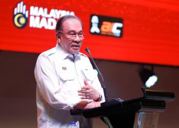 ANWAR Ibrahim berucap pada Program Temu Anwar di Kuala Lumpur hari ini.-UTUSAN/SHIDDIEQIIN ZON