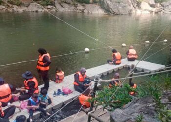 KEADAAN air di Santuari Kelah di Tasik Kenyir, Hulu Terengganu kembali jernih berbanding Khamis lalu.