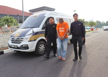 SUSPEK yang juga pemilik syarikat pembinaan dibawa ke mahkamah untuk mendapatkan perintah reman terhadapnya di Alor Setar.