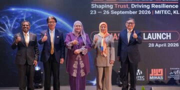 ABU Bakar Yusof (kanan) bersama Timbalan Ketua Setiausaha (Pengurusan dan Pelaburan) Kementerian Pelaburan, Perdagangan dan Industri (MITI), Datuk Bahria Mohd Tamil (tengah) ketika Pra Pelancaran Malaysia International Halal Showcase (MIHAS) ke 22 di Malaysia International Trade and Exhibition Centre (MITEC). - UTUSAN/M. FIRDAUS M. JOHARI