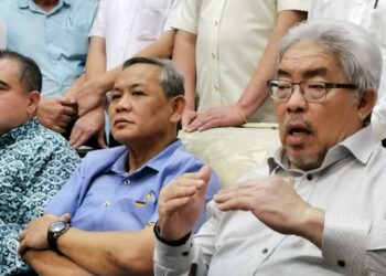 MK Ibrahim Abd. Rahmad (kanan) pada sidang akhbar di Seremban, semalam.-UTUSAN/MOHD. SHAHJEHAN MAAMIN.