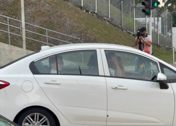 KENDERAAN James Chai keluar meninggalkan SPRM Putrajaya.