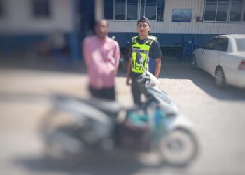 SUSPEK dan motosikal miliknya yang ditahan PGA semasa ditahan di SJR Neting, Tumpat, Kelantan semasa cuba menyeludup petrol ke Thailand semalam.