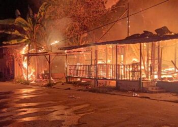 API marak mengakibatkan kira-kira 30 rumah musnah dalam kebakaran di Jalan Bakora, Kampung Karamunting, Sandakan Sabah, awal pagi tadi.-IHSAN JBPM SABAH