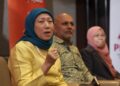 Menteri Pembangunan Wanita, Keluarga dan Masyarakat, Datuk Seri Nancy Shukri (kiri) ketika bercakap pada sidang media khas mengenai keganasan rumah tangga di Intercontinental Kuala Lumpur, semalam. Turut kelihatan wakil panel yang hadir. — UTUSAN/MUHAMAD IQBAL ROSLI