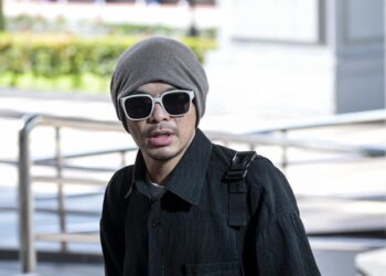 NAMAWEE yang didakwa atas kesalahan memiliki dadah ketika tiba di Mahkamah Majistret Kuala Lumpur di sini, hari ini. - UTUSAN/SYAKIR RADIN