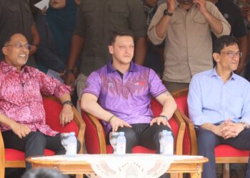 ZAMBRY Abdul Kadir (kiri) dan Abdul Rahman Mohamed (kanan) ketika menyertai sesi 'Meet & Greet' bersama bekas bintang Arsenal dan Jerman, Mesut Ozil (tengah) di USM, Pulau Pinang hari ini.-UTUSAN/DANIAL SAAD