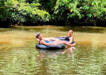 DUA orang pelancong Poland  berehat di atas tiub getah di anak Sungai  Sat, Kuala Sat, Ulu Tembeling di Jerantut, Pahang.