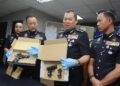 AB. RAHAMAN Arsad menunjukkan dua pucuk senjata api yang digunakan oleh bekas Ketua Bersekutu Bersatu Johor Tan Lek Khang akibat tertembak diri sendiri ketika mengadakan latihan pada sidang media di IPK, Johor Bahru disini. UTUSAN/RAJA JAAFAR ALI