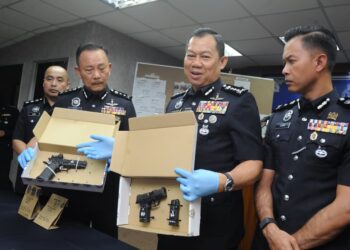 AB. RAHAMAN Arsad menunjukkan dua pucuk senjata api yang digunakan oleh bekas Ketua Bersekutu Bersatu Johor Tan Lek Khang akibat tertembak diri sendiri ketika mengadakan latihan pada sidang media di IPK, Johor Bahru disini. UTUSAN/RAJA JAAFAR ALI