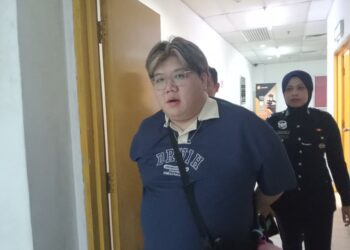 CHIA Yong (tengah) didenda RM17,000 oleh Mahkamah Sesyen Johor Bahru hari ini selepas mengaku bersalah terhadap dua pertuduhan berkaitan 'keldai akaun'.