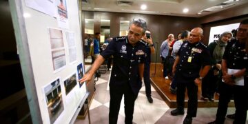 ADZLI Abu Shah menunjukkan kenderaan dinaiki suspek yang turut dirampas setelah ditahan di sebuah inap desa di Alor Setar, Kedah. - UTUSAN/SHAHIR NOORDIN