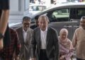 MUHYIDDIN Yassin hadir bagi perbicaraan kes pertuduhan menyalahgunakan kedudukan melibatkan suapan dan menerima wang lebih RM200 juta di Mahkamah Tinggi Kuala Lumpur hari ini.-UTUSAN/SYAKIR RADIN