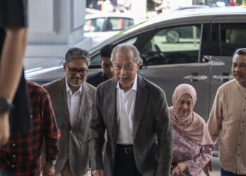 MUHYIDDIN Yassin hadir bagi perbicaraan kes pertuduhan menyalahgunakan kedudukan melibatkan suapan dan menerima wang lebih RM200 juta di Mahkamah Tinggi Kuala Lumpur hari ini.-UTUSAN/SYAKIR RADIN