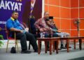ABU Bakar Hamzah (tengah) menjawab aduan dikemukakan penduduk pada program Perlis Mendengar Rintihan Rakyat DUN Beseri di  Dewan Seri Melati, Padang Besar, Perlis semalam.-UTUSAN