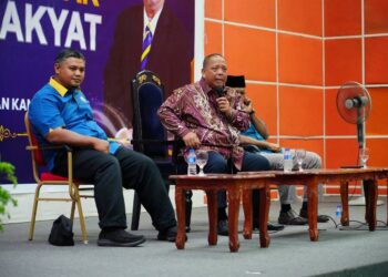 ABU Bakar Hamzah (tengah) menjawab aduan dikemukakan penduduk pada program Perlis Mendengar Rintihan Rakyat DUN Beseri di  Dewan Seri Melati, Padang Besar, Perlis semalam.-UTUSAN