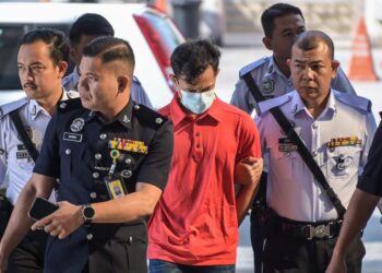 SEORANG pegawai tentera yang didakwa memandu dalam keadaan mabuk ketika dibawa ke Mahkamah Majistret Kuala Lumpur di sini, hari ini. - UTUSAN/SYAKIR RADIN