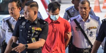 SEORANG pegawai tentera yang didakwa memandu dalam keadaan mabuk ketika dibawa ke Mahkamah Majistret Kuala Lumpur di sini, hari ini. - UTUSAN/SYAKIR RADIN