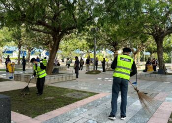 ANTARA pesalah di Putrajaya yang sedang melaksanakan kerja pembersihan di sekitar Presint 2, Putrajaya.